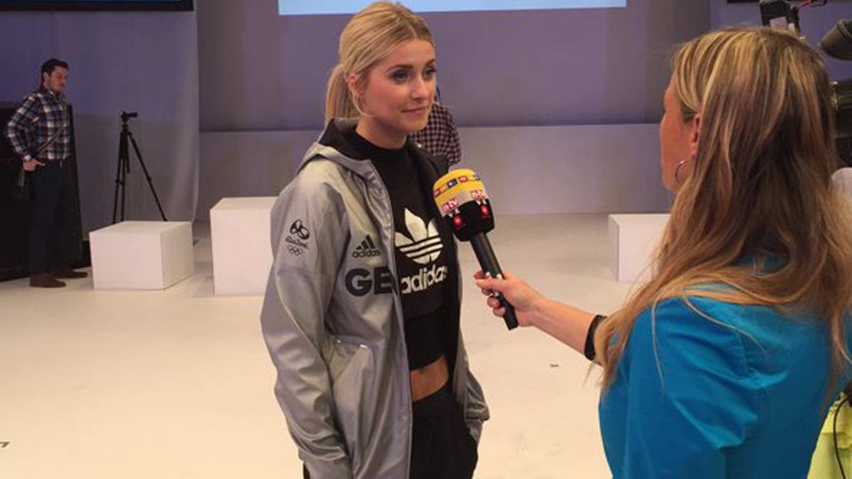 Und beim Anblick von Lena Gercke muss man sagen: Silber ist das neue Gold