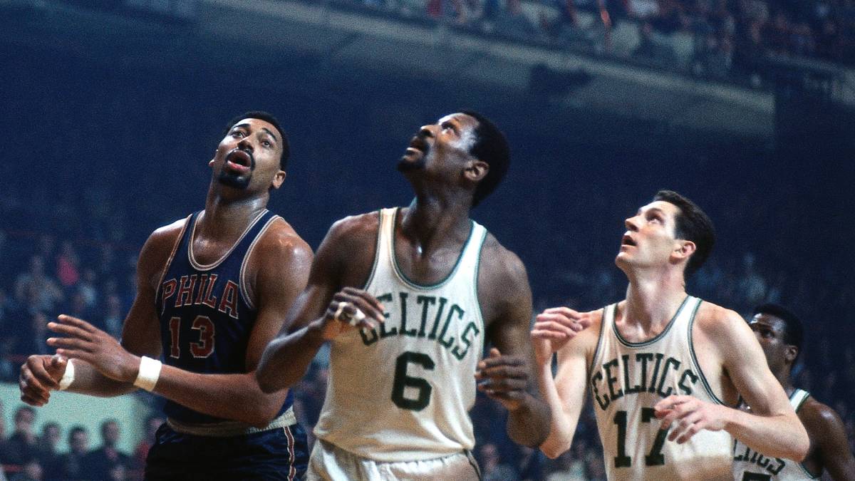Doch die Celtics erweisen sich für Chamberlain (l.) mit Sam Jones, John Havlicek (r.) und Russell (M.) als zu mächtig. Boston gewinnt mit 100:96, zieht in die Finals ein und sichert sich mit "Hall-of-Fame"-Coach Red Auerbach den 10. Meistertitel der Klubgeschichte