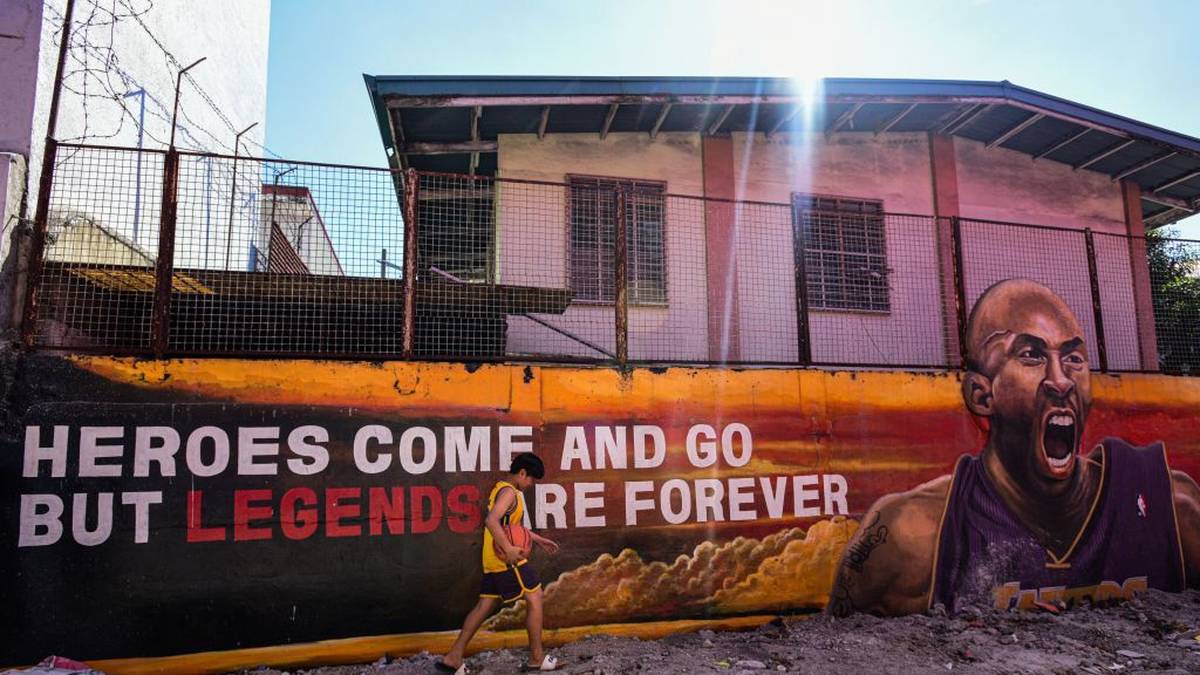 Die schreckliche Nachricht hat auf die philippinische Hauptstadt Manila erreicht, die Kobe häufig besuchte. Der Schriftzug "Helden kommen und gehen, aber Legenden bleiben für immer" ehrt den Ausnahme-Basketballer