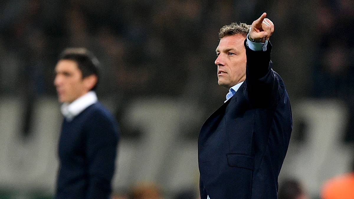 Der Alte ist weg, der Neue ist schon da. Als Korkuts Nachfolger präsentiert der VfB am Dienstag den Ex-Schalker Markus Weinzierl. Er ist bereits der 15. Coach nach Meister-Trainer Armin Veh