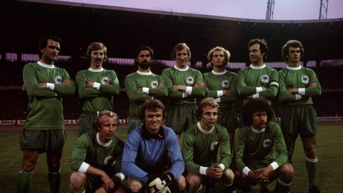 Nach der WM 1974 erklärt Müller nach 62 Länderspielen im Alter von nur 28 Jahren seinen Rücktritt aus der Nationalmannschaft. Angeblich weil die Spielerfrauen nicht zum Weltmeister-Bankett zugelassen sind, was Müller jedoch bestreitet. "Die Entscheidung würde ich heute nicht mehr so treffen. Ich hätte gerne noch bei der EM 1976 gespielt. Ein Hilferuf - und ich wäre sofort dabei gewesen", sagt Müller Jahre später