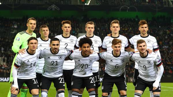 MOENCHENGLADBACH, GERMANY - NOVEMBER 16: Players of Germany pose for a team photo prior to the UEFA Euro 2020 Group C Qualifier match between Germany and Belarus on November 16, 2019 in Moenchengladbach, Germany. (Photo by Dean Mouhtaropoulos/Bongarts/Getty Images)
