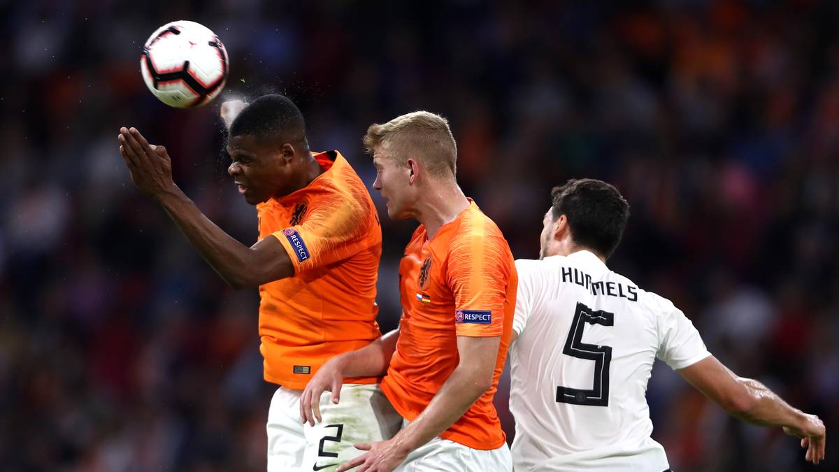 MATS HUMMELS: Zeigte sich zu Beginn aufmerksam, wie beim Tackling gegen Bergwijn (11.). Versuchte das oft leblose Team mehrmals zu pushen, sah beim Gegentor aber auch nicht gut aus. Bei einer Ecke stieß er mit Hector zusammen, Babel köpfte unter die Latte, van Dijk schob ein. Pech bei seinem Kopfball nach einer Kroos-Ecke (51.). War sicherer als Boateng, aber rückte beim 2:0 auch fehlerhaft aus der Kette. SPORT1-Note: 4,5