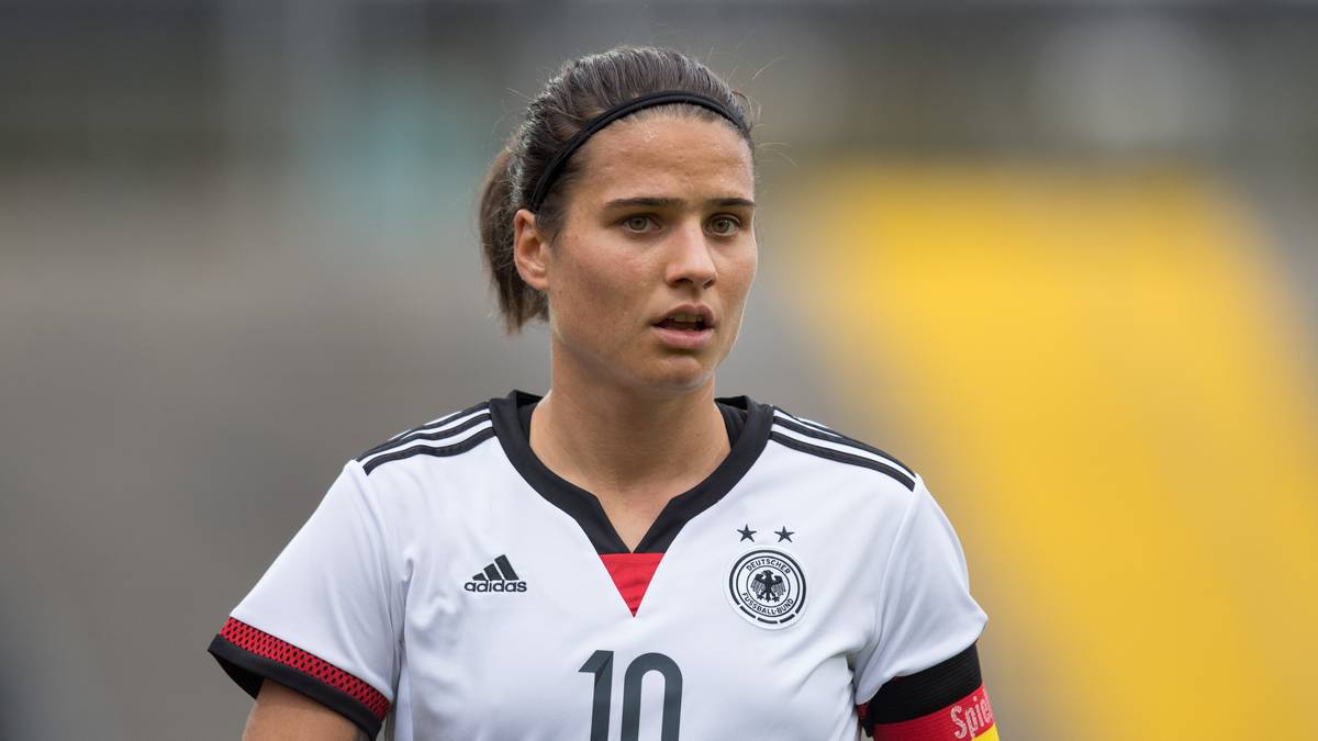 DZSENIFER MAROZSAN (DEUTSCHLAND: Die deutsche Spielmacherin ist eine echte Nummer Zehn, eher der Typ Straßenfußballerin. Die Heldin von Rio hat sich mit ihrem Siegtor im Finale gegen Schweden unsterblich gemacht. Danach ist sie zum französischen Serienmeister Olympique Lyon gewechselt