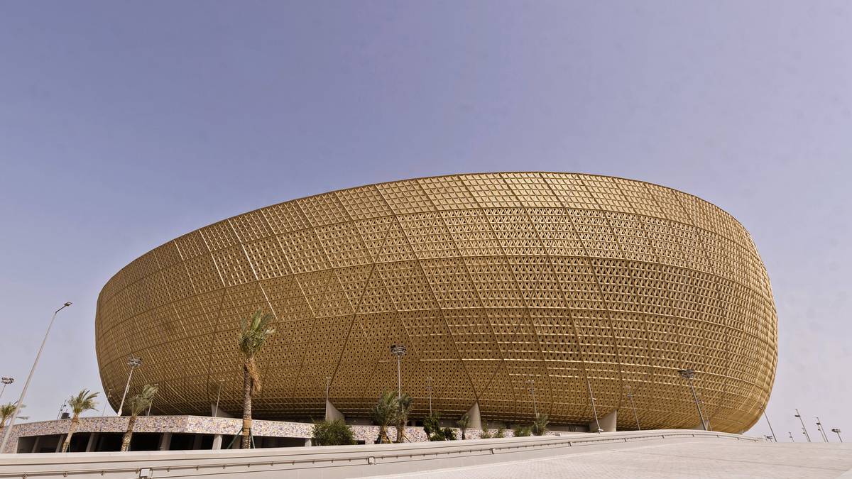 Lusail Iconic Stadium: Größtes WM-Stadion und Schauplatz des Endspiels (18.12., 16 Uhr). Futurismus trifft arabische Kultur: Design erinnert an traditionelle Laternen. Kapazität: 80.000. Standort: Lusail. Neubau (Eröffnung 2022), Kosten: 674 Mio. Euro. Zehn WM-Partien (sechs Gruppenspiele, ein Achtelfinale, ein Viertelfinale, ein Halbfinale, Finale)