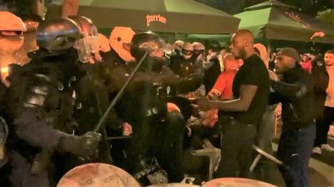 Auch nach dem Champions-League-Finale gingen die Auseinandersetzungen zwischen der französischen Polizei und den Anhängern des FC Liverpool weiter. In der Stadt kam es zu gewaltsamen Szenen.