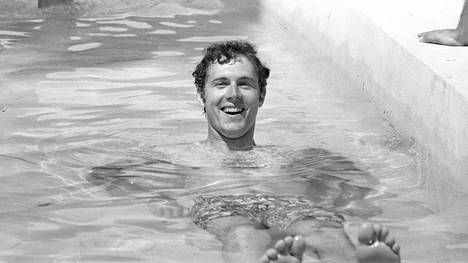 Franz Beckenbauer im Swimming Pool