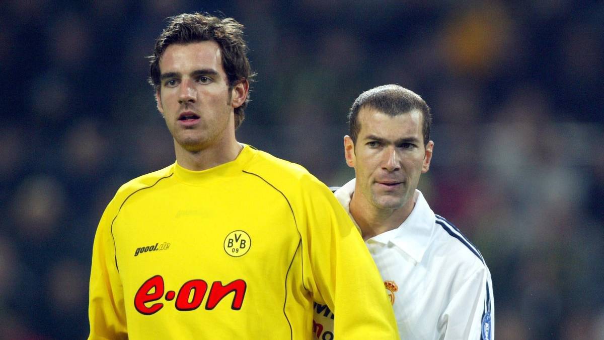 Dann gehen sich Dortmund und Real fünf Jahre lang aus dem Weg. Die nächsten Duelle gibt es 2003 in der zweiten Gruppenphase, die damals noch ausgetragen wird. Hier im Bild: Der heutige Real-Trainer Zinedine Zidane und Ex-Nationalspieler Christoph Metzelder