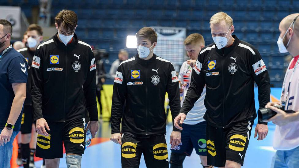Julian Köster (l.) glaubt nicht mehr ans Halbfinale bei der Handball-EM