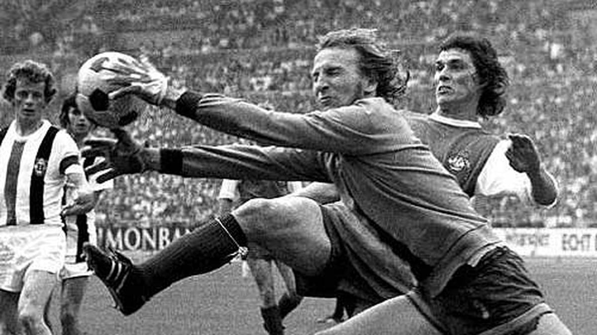 GLADBACH: WOLFGANG KLEFF (TOR) - Seine Ähnlichkeit mit Otto Waalkes brachte ihm einen Gastauftritt in dessen erstem Film ein ("Haar will atmen!"), sportlich war Kleff der große Gladbacher Rückhalt in den goldenen Siebzigern, wurde mit ihnen fünfmal Meister