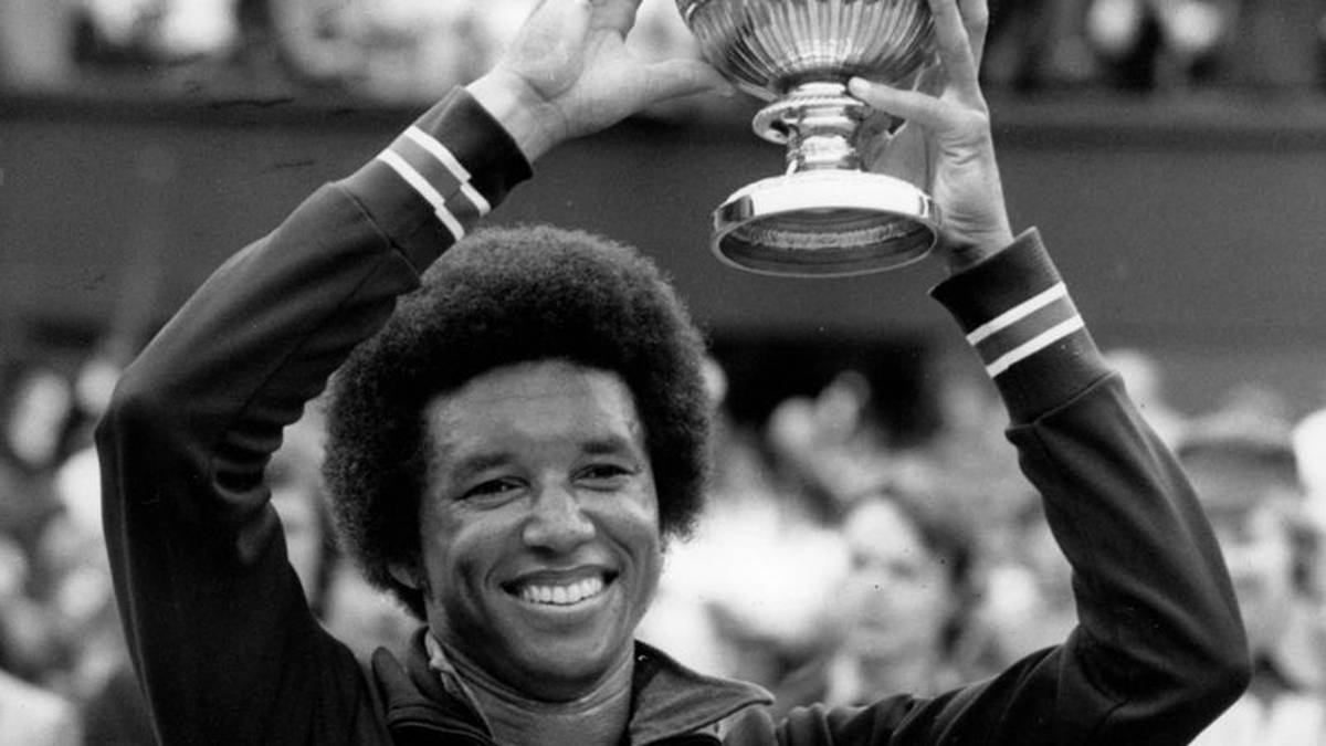 Arthur Ashe nach seinem historischen Wimbledon-Sieg 1975