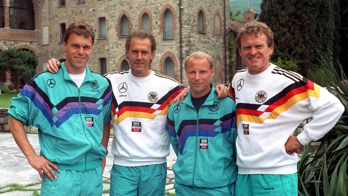 ...1990 wird dann auch dank Beckenbauer und der Nationalmannschaft zum Jahr der Deutschen. Die Ballonseide in Glanzoptik galt damals übrigens als schick. Hier posieren Beckenbauer und sein Trainerteam kurz vor Beginn der WM 1990 am Comer See. Von links: Holger Osieck, Beckenbauer, Berti Vogts, Sepp Maier