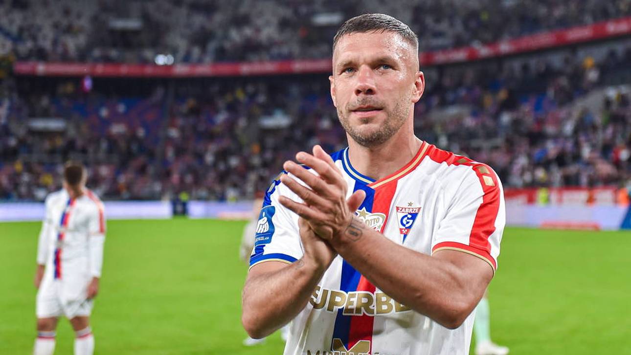 Podolski halbnackt im Ultrablock