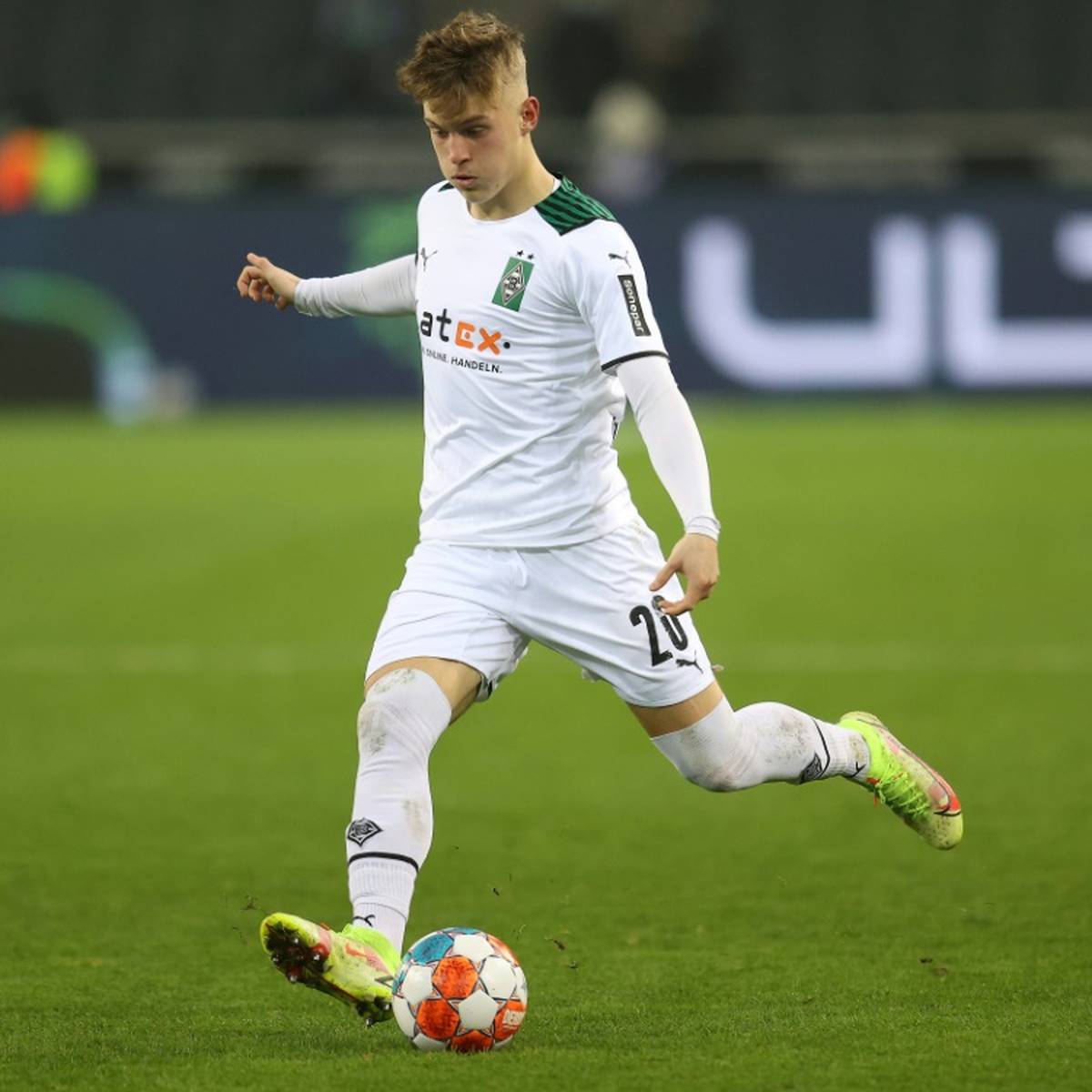 Abwehrspieler Luca Netz (19) ist im Trainingslager vom Fußball-Bundesligisten Borussia Mönchengladbach positiv auf das Coronavirus getestet worden.