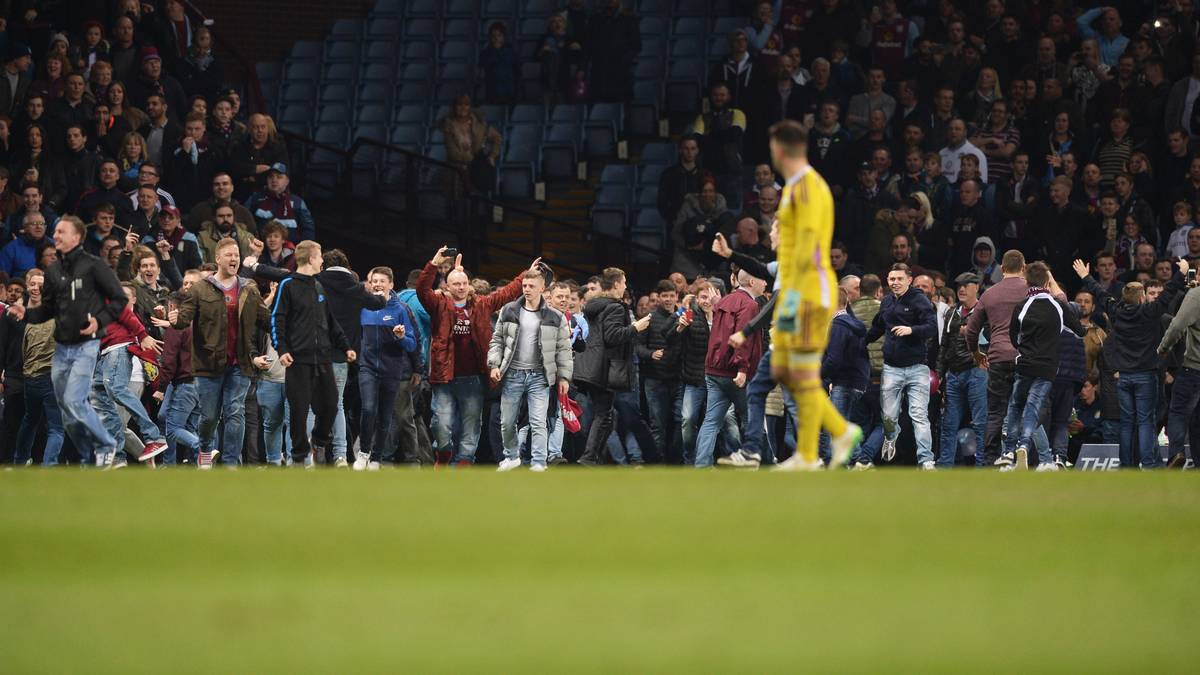 Auch bei den Offiziellen bricht bei den Szenen keine Freude aus: Der Platzsturm passiert in einem Moment, in dem noch fünf Minuten regulärer Spielzeit zu absolvieren sind. Eine Unterbrechung ist die Folge