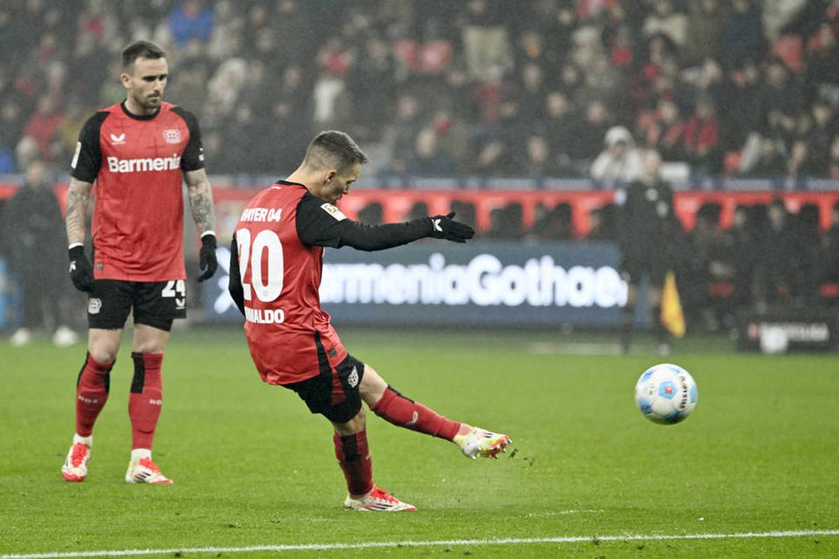 Bayer Leverkusen dominiert Mainz 05 fast nach Belieben, lässt aber reihenweise beste Chancen aus. Erst ein Zauber-Freistoß erlöst den Meister auf traumhafte Art und Weise.