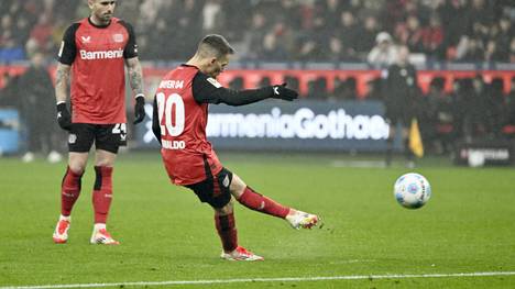Le Bayer Leverkusen domine Mayence 05 presque à volonté, mais rate bon nombre de ses meilleures occasions. Seul un coup franc magique rachète le maître de façon fantastique.
