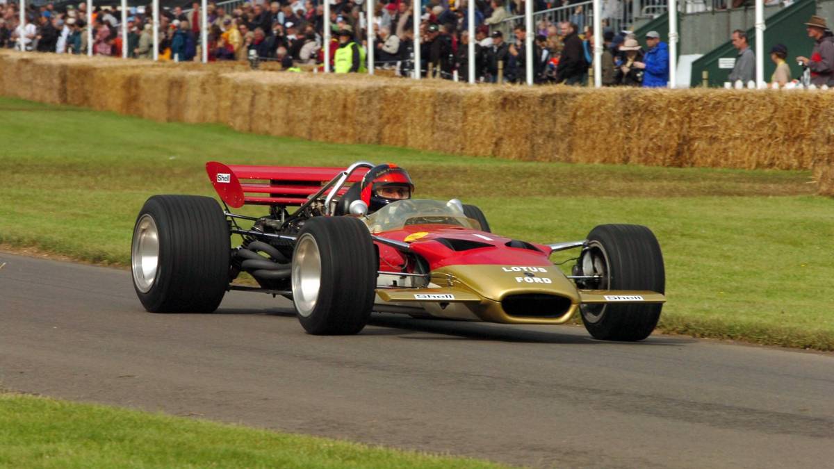 Ein dreistufiger Heckflügel ist die Besonderheit beim Lotus-Modell von 1969. Dadurch soll die Bodenhaftung verbessert werden. Allerdings knickt der Flügel beim Spanien Grand Prix bei beiden Piloten ab. Im nächsten Jahr wird das ungewöhnliche Konzept nur noch sporadisch eingesetzt