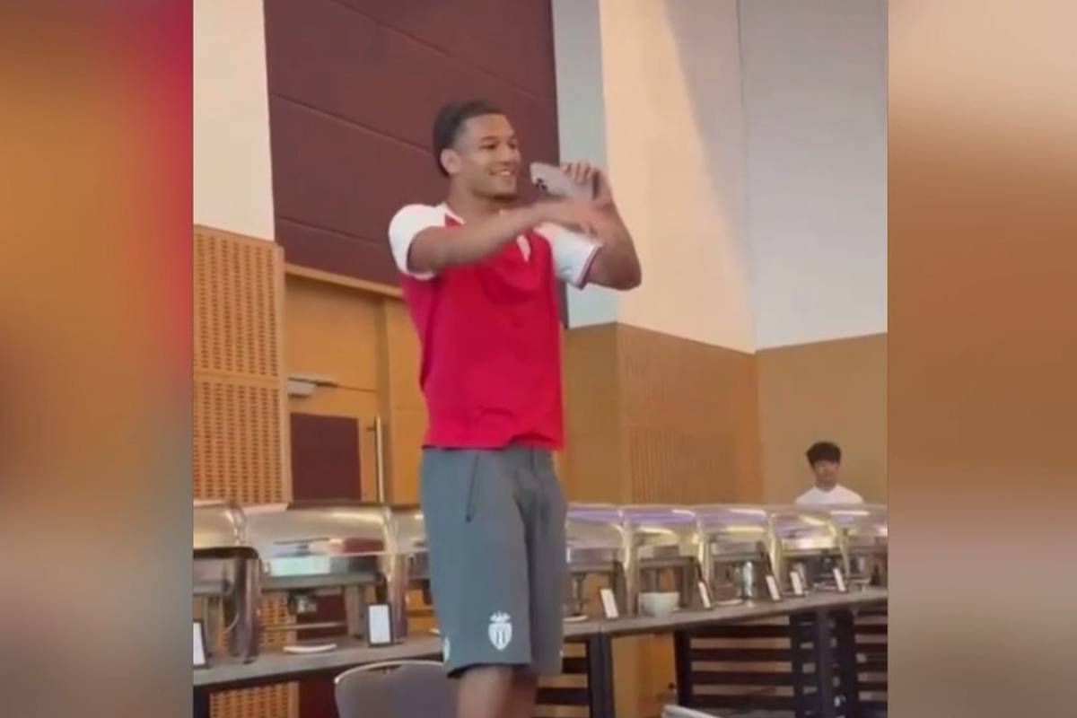 Ex-BVB-Juwel Paris Brunner geht nun für die AS Monaco auf Torejagd. Bei der obligatorischen Gesangseinlage liefert der 19-Jährige mit einem Deutsch-Rap-Song ab.