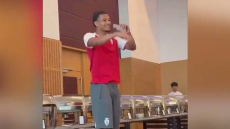 Ex-BVB-Juwel Paris Brunner geht nun für die AS Monaco auf Torejagd. Bei der obligatorischen Gesangseinlage liefert der 19-Jährige mit einem Deutsch-Rap-Song ab.