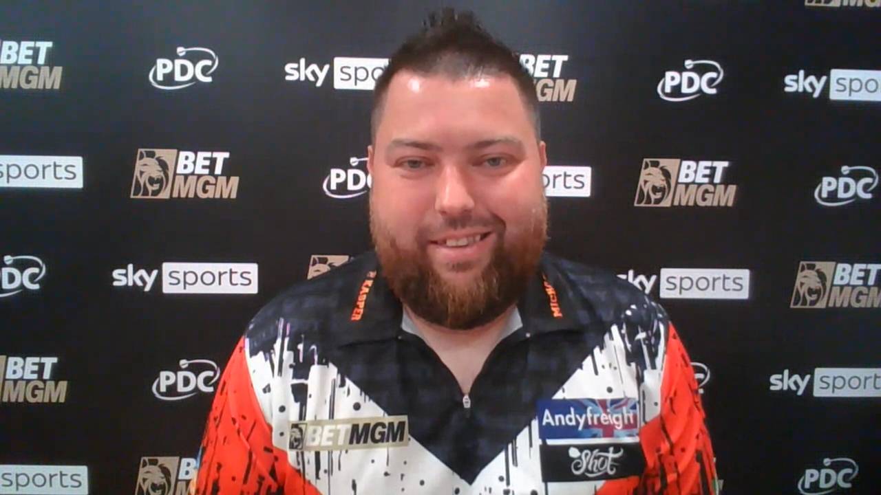 Darts Premier League: Michael Smith nach seinem Tagessieg und den Playoff-Einzug