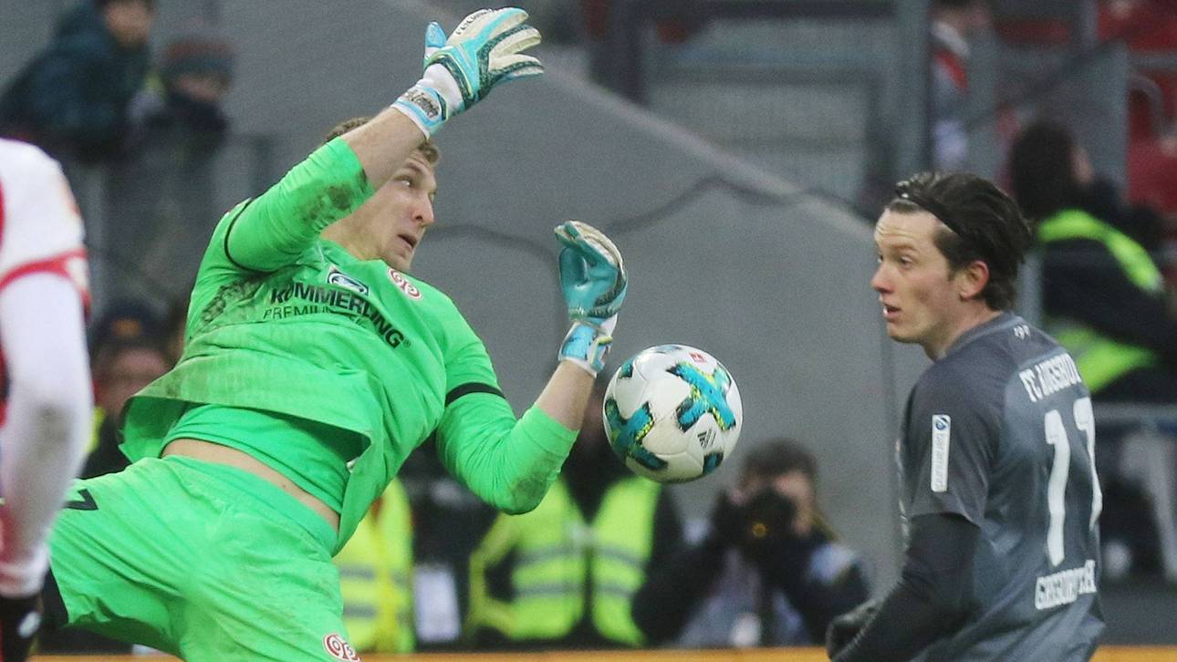 Mainz-Keeper patzt, FCA siegt