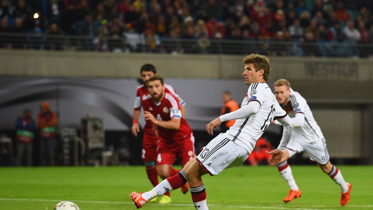 Müller schnappt sich den Ball, nachdem die DFB-Elf nach einem Foul an Mesut Özil  einen Foulelfmeter zugesprochen bekommt - und versenkt ihn ins rechte untere Eck