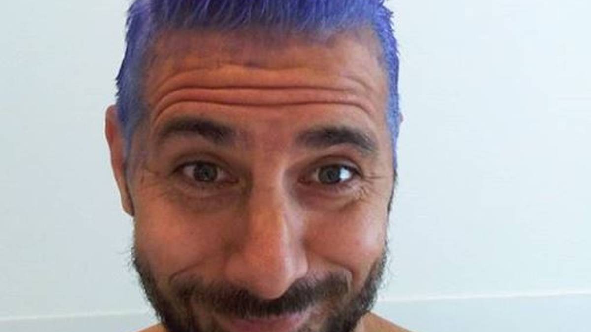 Allerdings scheint das Färben nicht so ganz ohne gewesen zu sein: Denn während der ganzen Prozedur nahm Pizarros Schopf zwischenzeitlich auch einen blau-lilanen Farbton an   