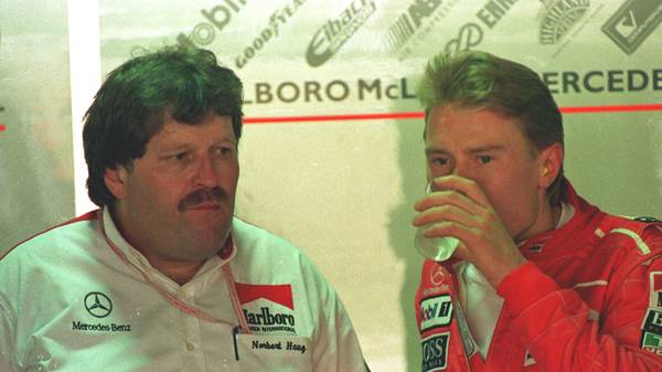 29 Mar 1996:  Mika Hakkinen (r.) und Mercedes-Sportdirektor Norbert Haug während dem Brasilien GP 1996