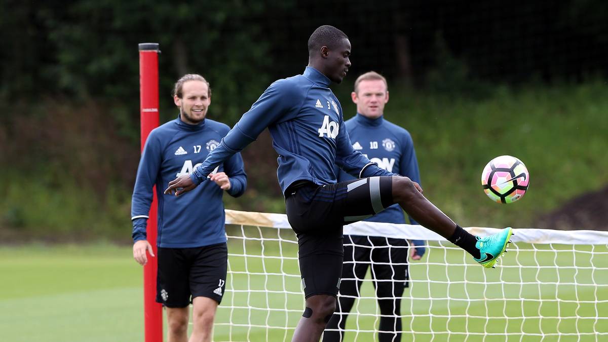 Die Ankunft des 22-jährigen Innenverteidigers ging bei den Transfers von Paul Pogba, Zlatan Ibrahimovic und Henrikh Mkhitaryan fast ein wenig unter. Auch dank Baillys (am Ball) starken Leistungen schloss der FC Villarreal die vergangene Primera-Division-Spielzeit mit nur 35 Gegentoren ab und scheiterte in der UEFA Europa League erst im Halbfinale an Liverpool