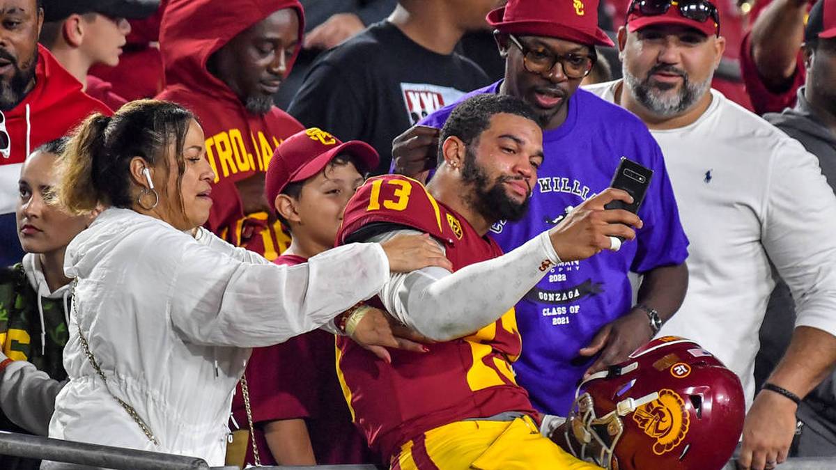 Caleb Williams macht bei einem US-Spiel ein Selfie mit seiner Familie - er ist der designierte erste Pick im NFL-Draft 2024