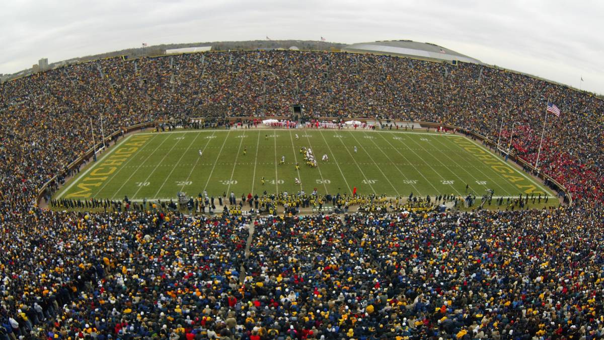 Ein Stadion der Superlative ist das Michigan Stadium in Ann Arbor. Bei Football-Spielen der University of Michigan schauen häufig über 100.000 Zuschauer zu. Offiziell ist es mit 107.601 Plätzen das zweitgrößte Stadion der Welt. Es wurden aber auch schon mal 115.000 Besucher gezählt