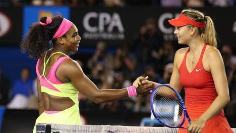 Maria Scharapowa (l.) lobt Serena Williams