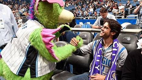 Kaka beim Meet and Greet mit dem Orlando-Magic-Team-Maskottchen.