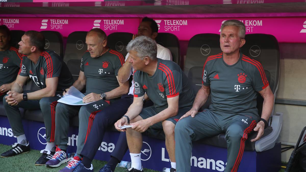 Anschließend ist - wie auch Präsident Hoeneß erklärt - ein wenig die Luft raus. Am letzten Spieltag gibt es zwar die Meisterschale, aber auch eine heftige 1:4-Niederlage gegen den VfB Stuttgart