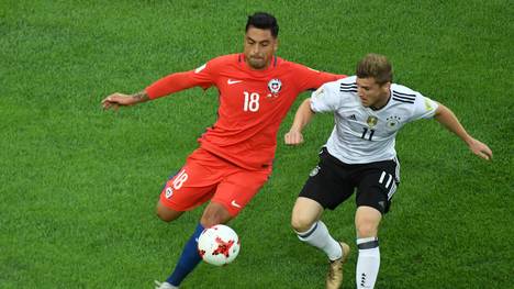 Gonzalo Jara (l.) traf Timo Werner im Gesicht