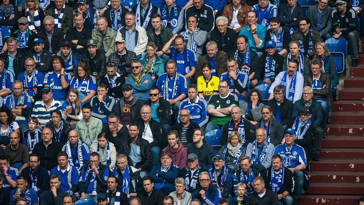 Die Dame im gelben Trikot hat Courage. Sie sitzt mitten im Schalker Block. Mutig, mutig...