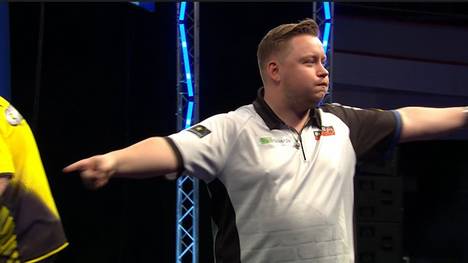 Martin Schindler gewinnt bei der Europameisterschaft in Dortmund sein erstes Spiel gegen Dave Chisnall im Decider und holt vorher einen 0:3-Rückstand auf.