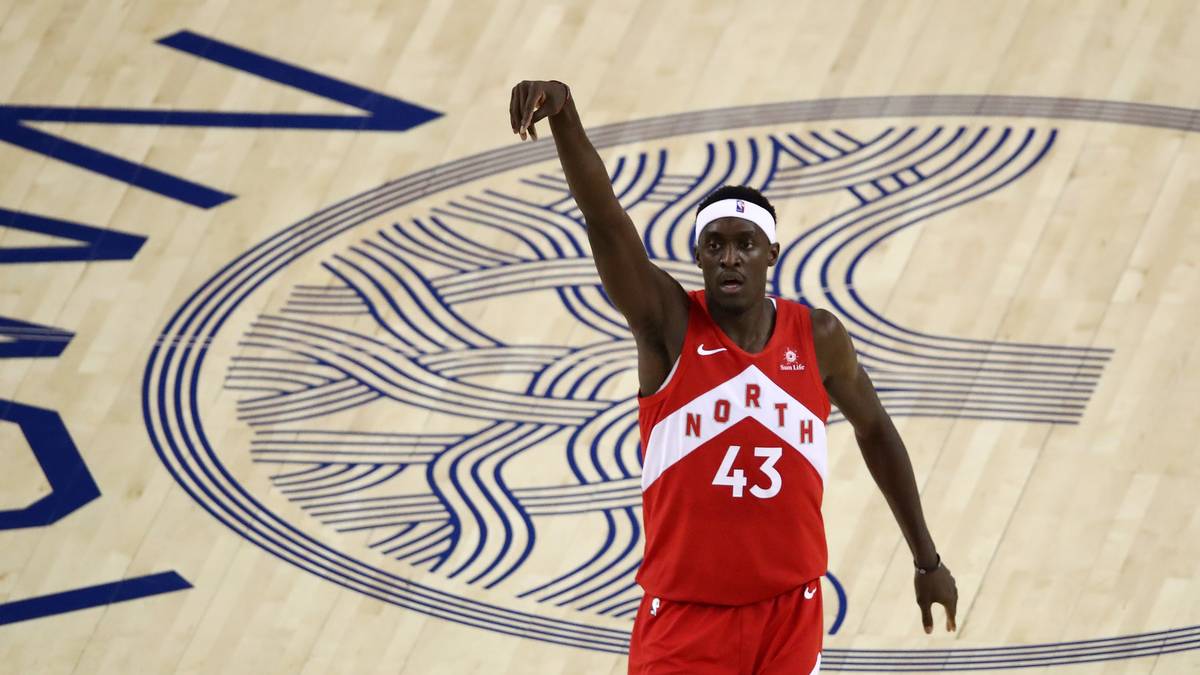 PASCAL SIAKAM: Denn der Mann aus Kamerun, der eigentlich Priester werden wollte, eroberte die NBA in der abgelaufenen Saison im Sturm. Seinen Punkteschnitt steigerte er von 7,3 Punkten auf 16,9 Punkte. Auch bei Rebounds und Assists packte Siakam eine Schippe drauf. Der Titel für den Spieler mit der größten Steigerung kann nur an den Raptors-Forward gehen