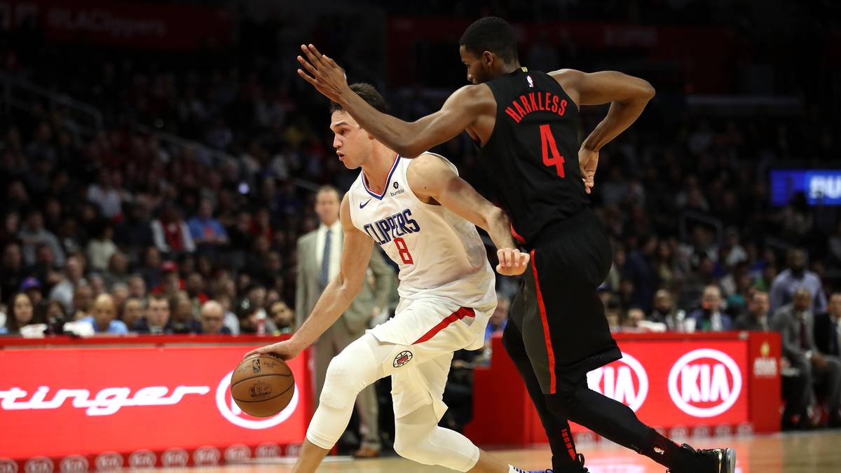 Der 2,06-Meter-Mann liefert ein bisschen was von allem: 7,7 Punkte, 4,5 Rebounds, 0,9 Steals und 1,1 Blocks waren es letzte Saison bei den Trail Blazers. Der Dreier kommt und geht - schwache 27,5 Prozent letzte Saison, im Jahr davor aber starke 41,5