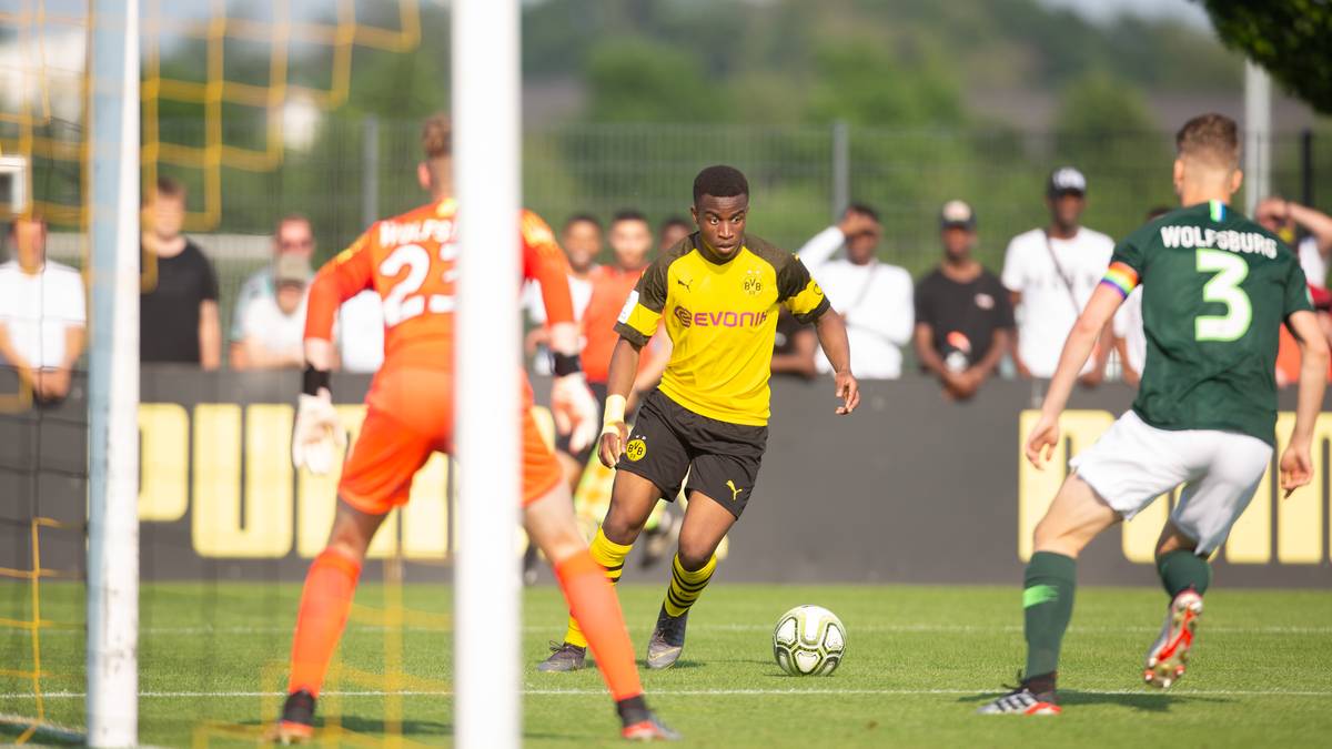 "Die Power, die sie haben, habe ich leider noch nicht. Ich glaube, ich werde mir die Power in der Vorbereitung holen - und dann werden wir uns messen", sagte der Youngster im Vorfeld der Saison