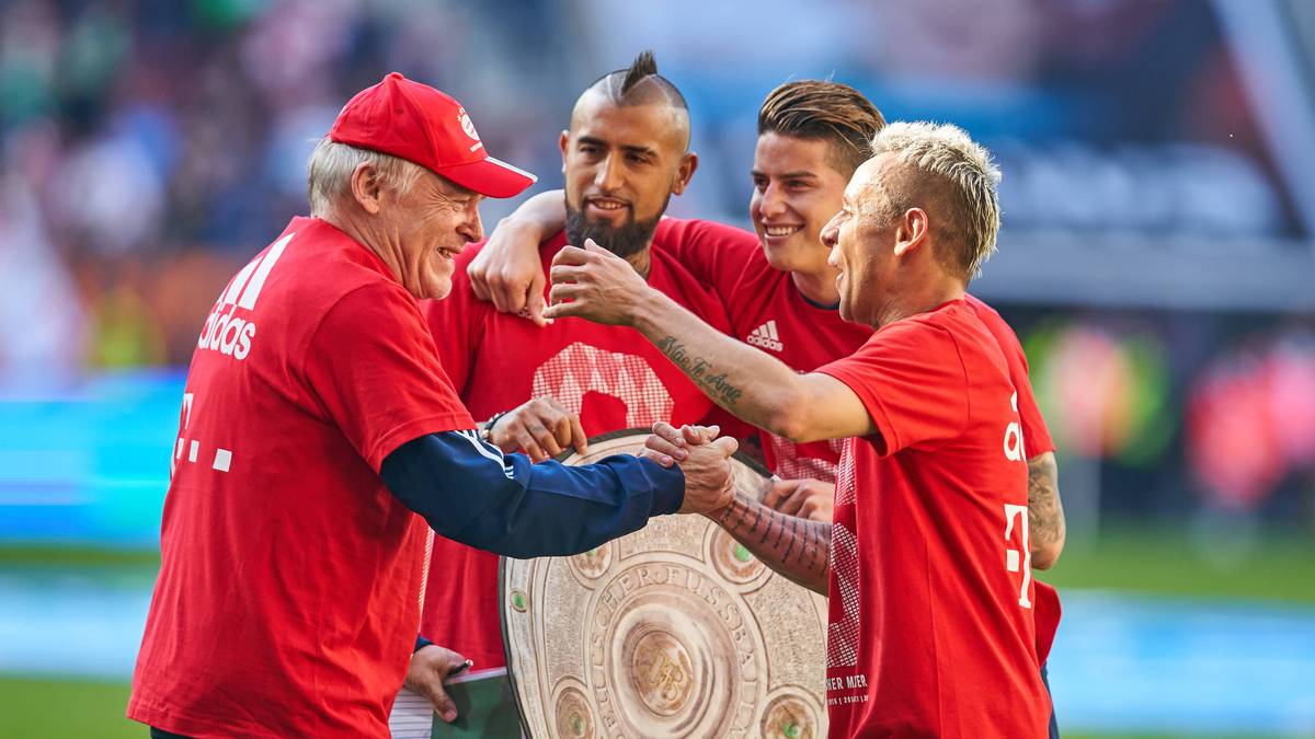 Dazwischen lag ein spektakulärer Siegeszug, den Co-Trainer Hermann Gerland mit dem Südamerika-Trio Vidal/James/Rafinha gebührend feiert