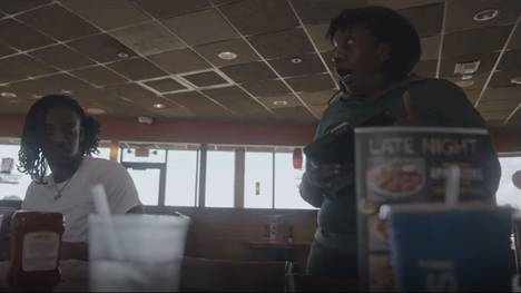 Ja Morant, Point Guard der Memphis Grizzlies, zeigt sich großzügig und gibt 500 Dollar Trinkgeld, die Kellnerin erkennt ihn erst nicht und freut sich dann überschwänglich. 