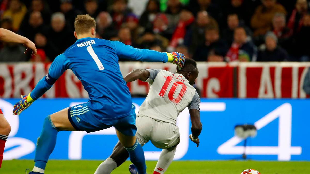 FC BAYERN - MANUEL NEUER: Mei o mei, Manuel! Beim 1:0 der Reds sieht der Nationaltorwart ganz alt aus. Neuer kommt unnötig aus seinem Kasten, Mane umkreist ihn und lupft ein (28.). Wenig später ist Neuer voll da, hält einen strammen Schuss von Robertson (35.) und Salah (50.). Beim 2:0 Kopfball-Tor durch van Dijk machtlos (69.). Auch beim 3:1 durch Mane (84.). SPORT1-Note: 4,5