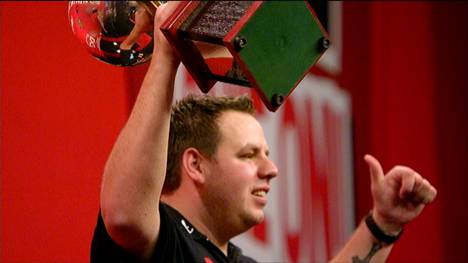 Basti Schwele und Robert Marijanovic präsentieren die Darts Stories der WM 2012: Mit dem Doppel-Weltmeister Adrian Lewis im Interview, mit Kevin Münch und einem "One-Hit-Wonder".