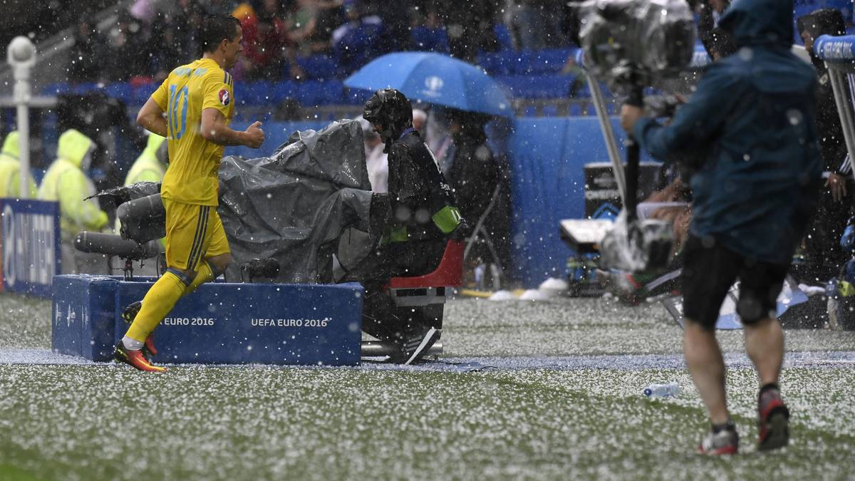 Als aus Regen Hagel wird unterbricht der Schiedsrichter die Begegnung zwischen Ukraine und Nordirland. Nach drei Minuten ist das Schlimmste vorbei und es kann weiter gespielt werden