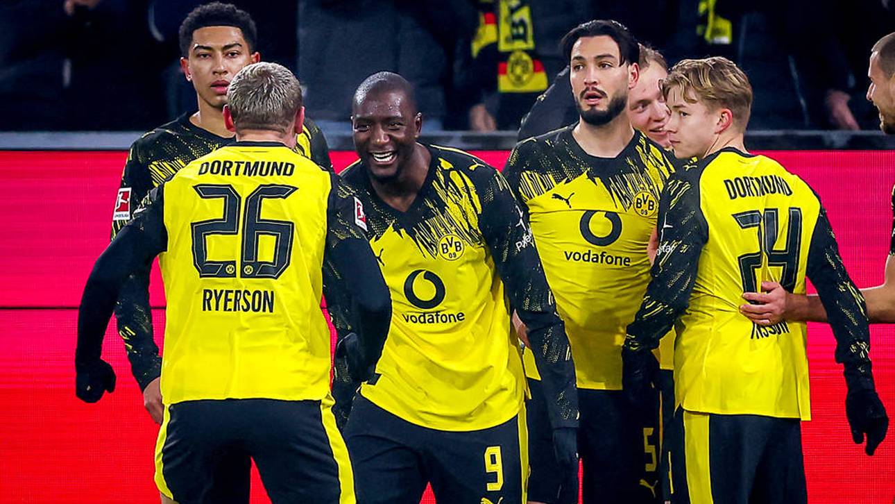 Julian Ryerson wird von seinen BVB-Mitspielern, nach der außergewöhnlichen Leistung, gefeiert