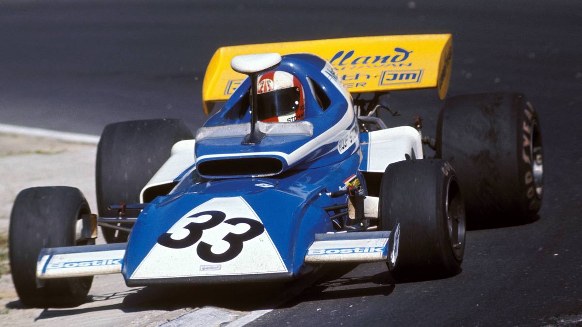 Heutzutage haben die Formel-1-Boliden rechts und links einen Rückspiegel. Doch das war nicht immer so. Der Eiffelland Typ 21 fährt im Jahr 1972 mit einem mittigen Rückspiegel auf den Strecken. Laut Pilot Rolf Stommelen ist der Spiegel allerdings gewöhnungsbedürftig