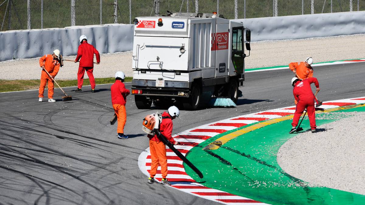 Die Streckenposten in Barcelona mussten nach Vettels Dreher die Fahrbahn reinigen