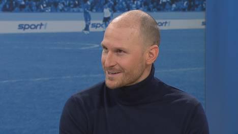 Benedikt Höwedes hat die Spenden der Dopa(pp)-Fan-Aktion entgegen genommen. Diese gehen an die Sports-Total-Stiftung, die unter anderem in Not geratene Kinder unterstützt.